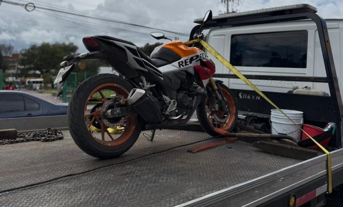 Atrapan en Toluca a parejita de narcomenudistas, viajaban en moto