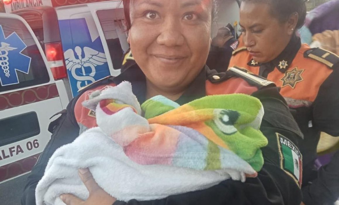 Ayuda policía de Chimalhuacán a mujer a dar a luz en la vía pública