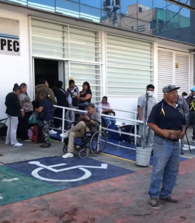 Bloquean pacientes de hemodiálisis Av. Central en Ecatepec por falta de ...