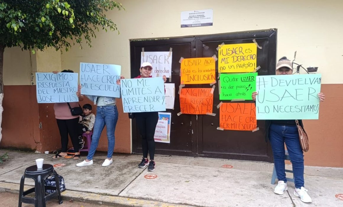 Bloquean padres de familia primaria en Tejupilco por falta de USAER