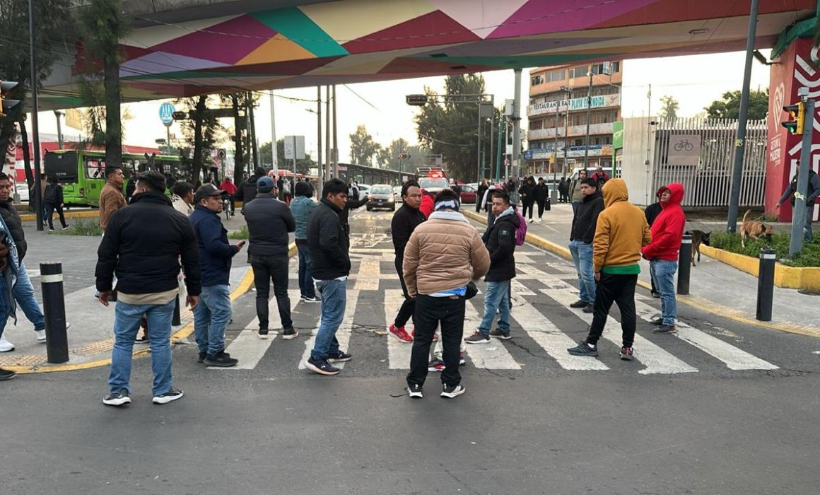 Bloquean peregrinos de Atlacomulco San Juan de Aragón por falta de apoyo