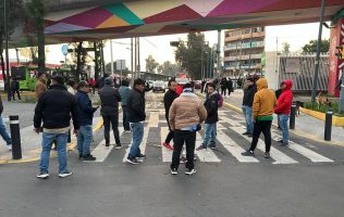 Bloquean peregrinos de Atlacomulco San Juan de Aragón por falta de apoyo