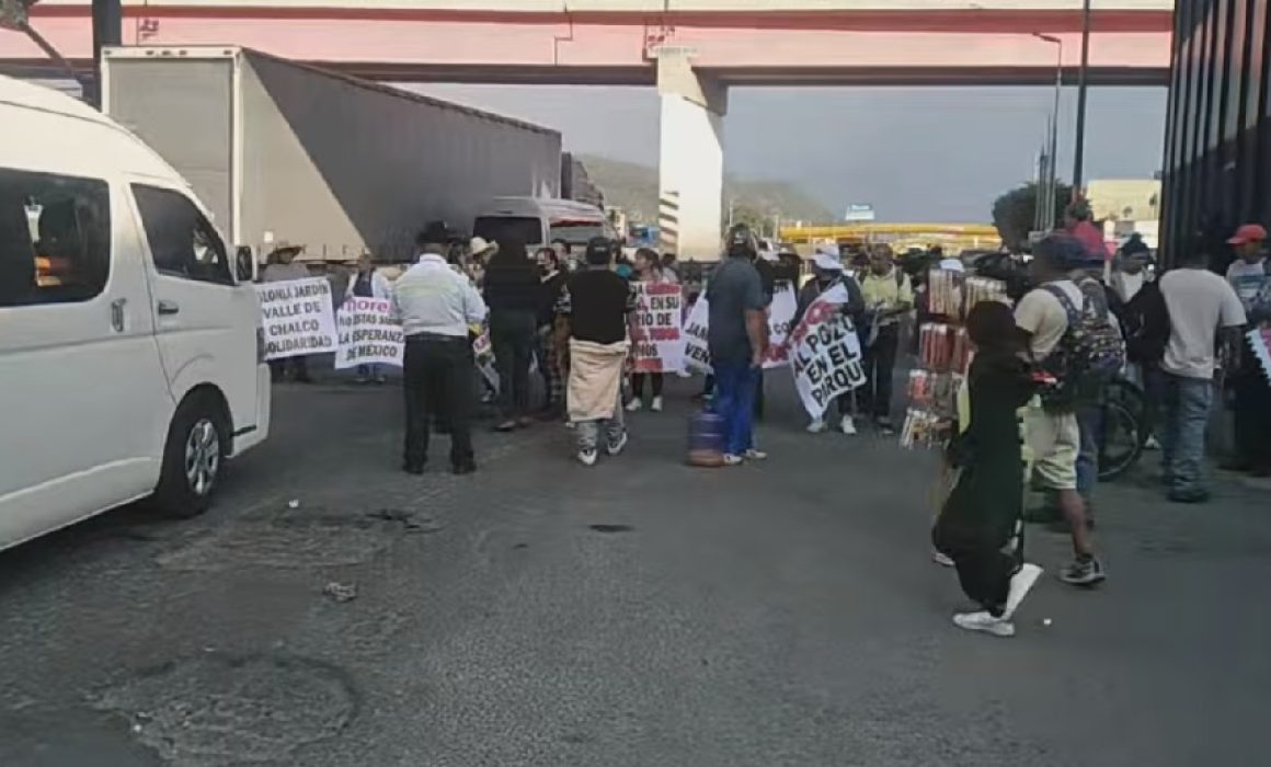 Bloquean vecinos la México-Puebla; exigen agua y rechazan nuevo pozo