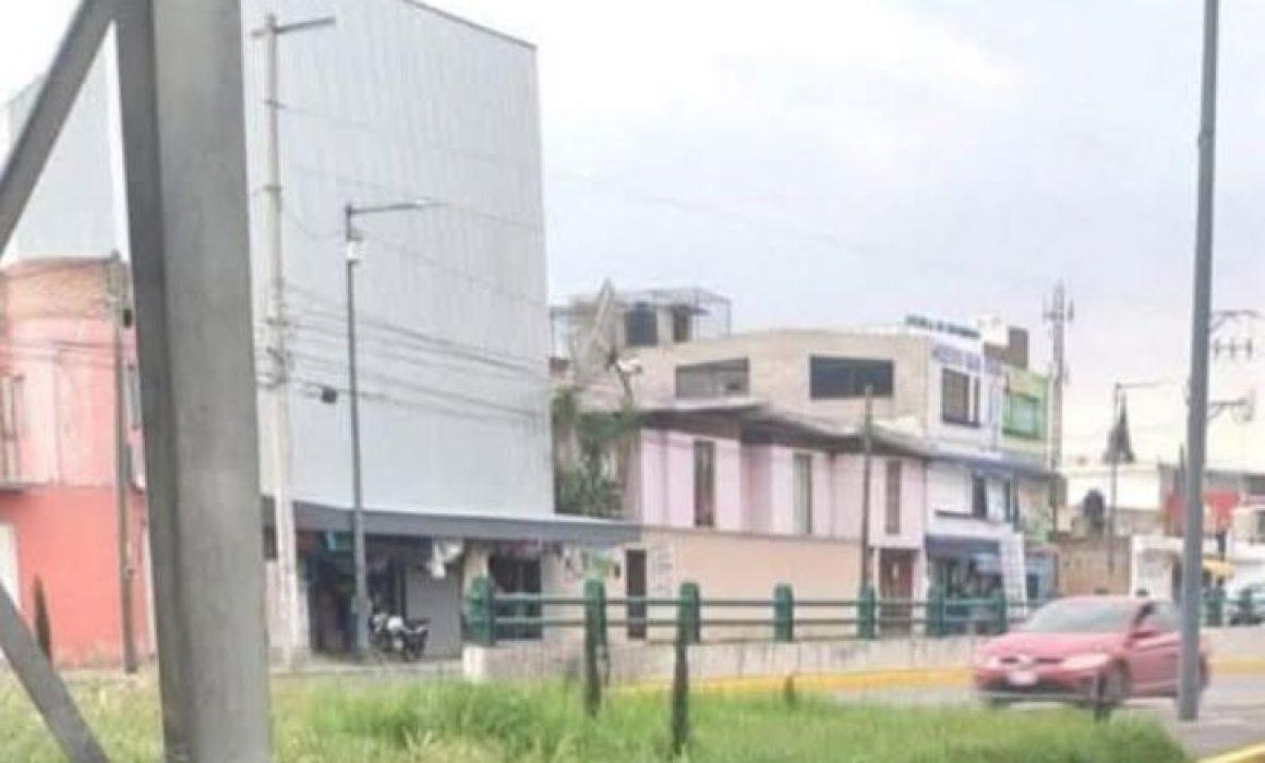 Cae joven de puente peatonal en Toluca; su estado de salud es delicado
