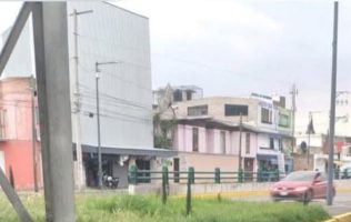 Cae joven de puente peatonal en Toluca; su estado de salud es delicado