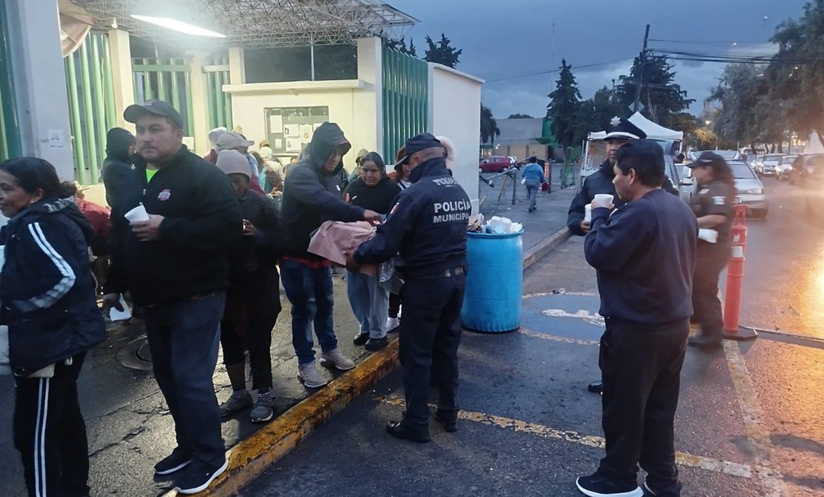 Cambian las armas por ayuda social Policías Municipales de Toluca