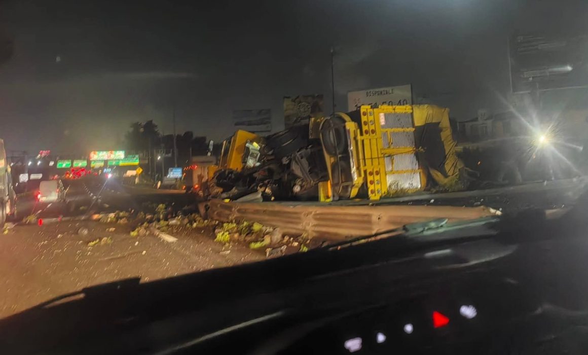 Causa caos vial volcadura de camión tipo tortón en la México-Toluca