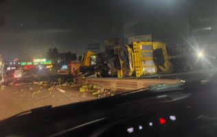 Causa caos vial volcadura de camión tipo tortón en la México-Toluca