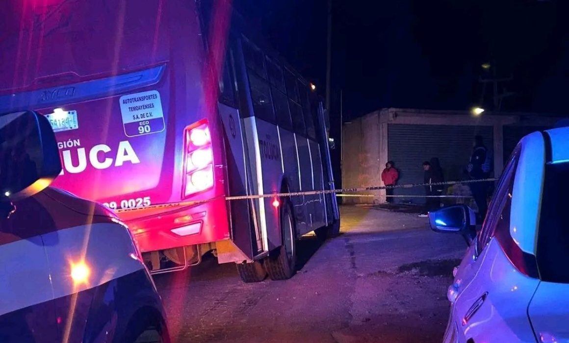 Choca taxista contra autobús y muere prensado en Temoaya