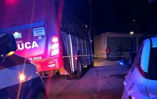Choca taxista contra autobús y muere prensado en Temoaya