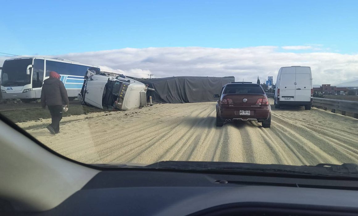 Cierran la México-Tulancingo por volcadura de camión en Axapusco