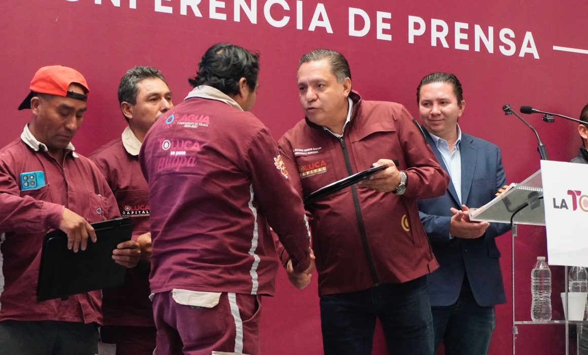 Condecora Ricardo Moreno a trabajadores del Organismo de Agua municipal