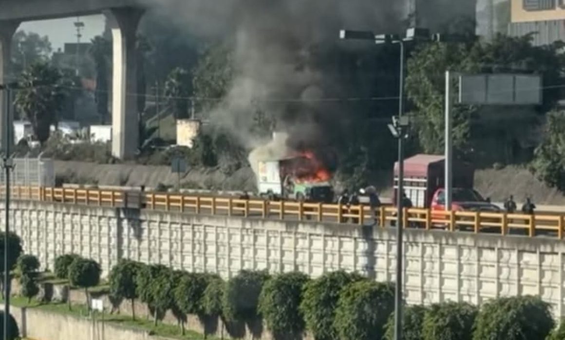 Controlan incendio de camioneta en la México-Querétaro