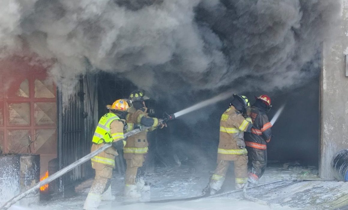Deja incendio en fábrica de Ecatepec 500 evacuados y un herido trasladado