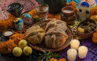 Descubre cómo preparar una ofrenda de Día de Muertos llena de significado