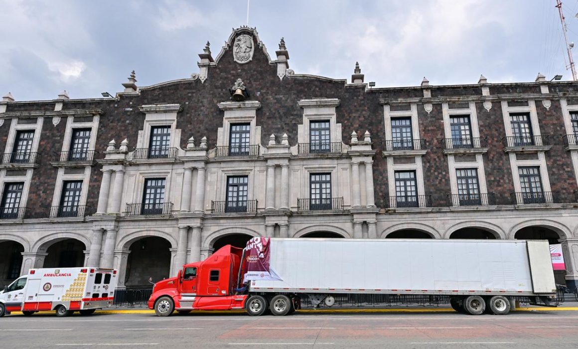 Donan mexiquenses 10.5 toneladas de alimento para animales afectados por inundaciones en Hidalgo