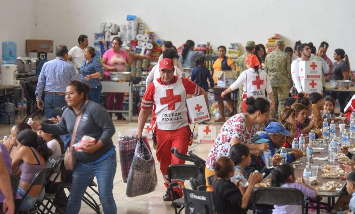 Entrega Cruz Roja apoyo a damnificados de Santo Tomás