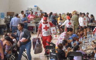 Entrega Cruz Roja apoyo a damnificados de Santo Tomás