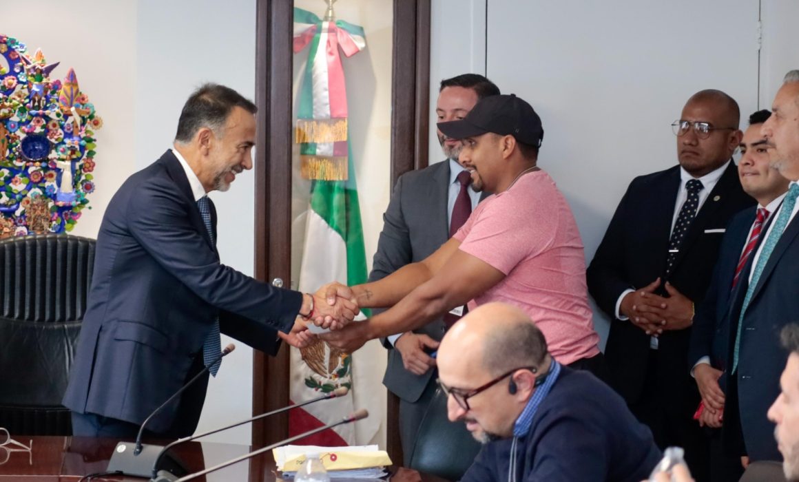 Entrega Fernando Flores 63 mil pesos a víctimas de baches