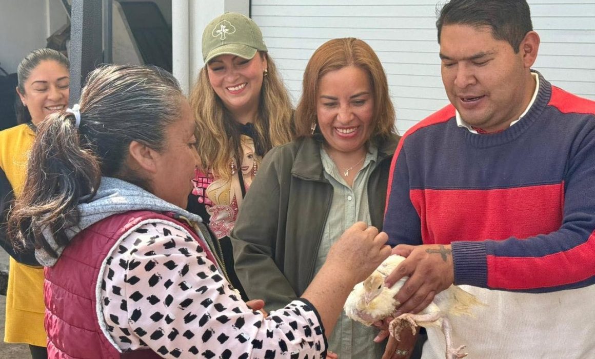Entregan autoridades de Ocoyoacac crías de pavo a familias