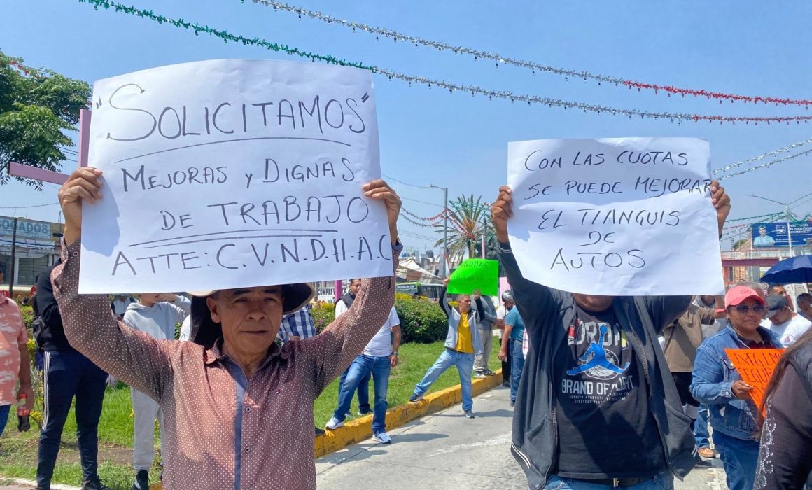 Exigen tianguistas a Cerqueda cumplir promesas tras un año de abandono