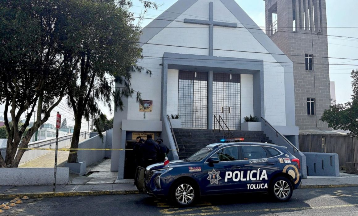 Fallece indigente al lado de una iglesia en Toluca