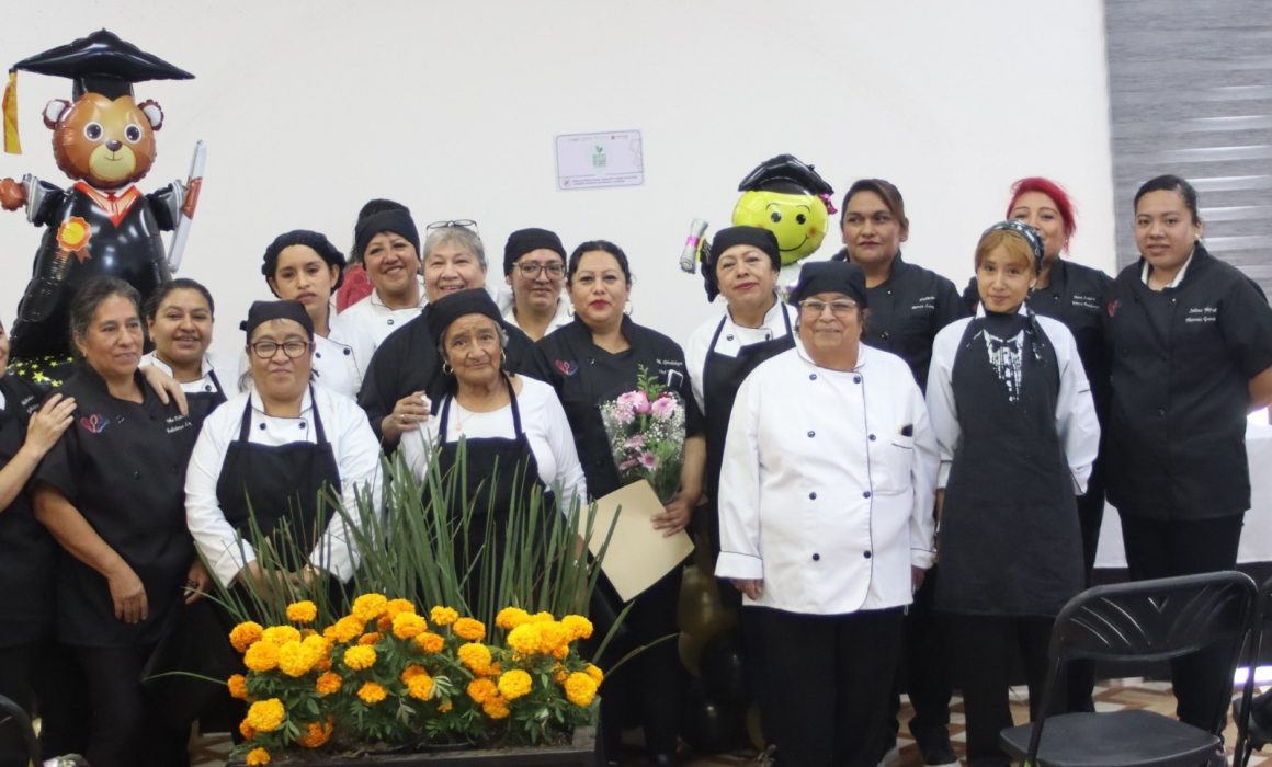 Felicitan a graduadas de Curso de Gastronomía en Teoloyucan