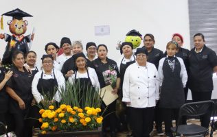 Felicitan a graduadas de Curso de Gastronomía en Teoloyucan