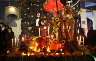 Iluminan Huixquilucan con el Cuarto Festival de Catrinas