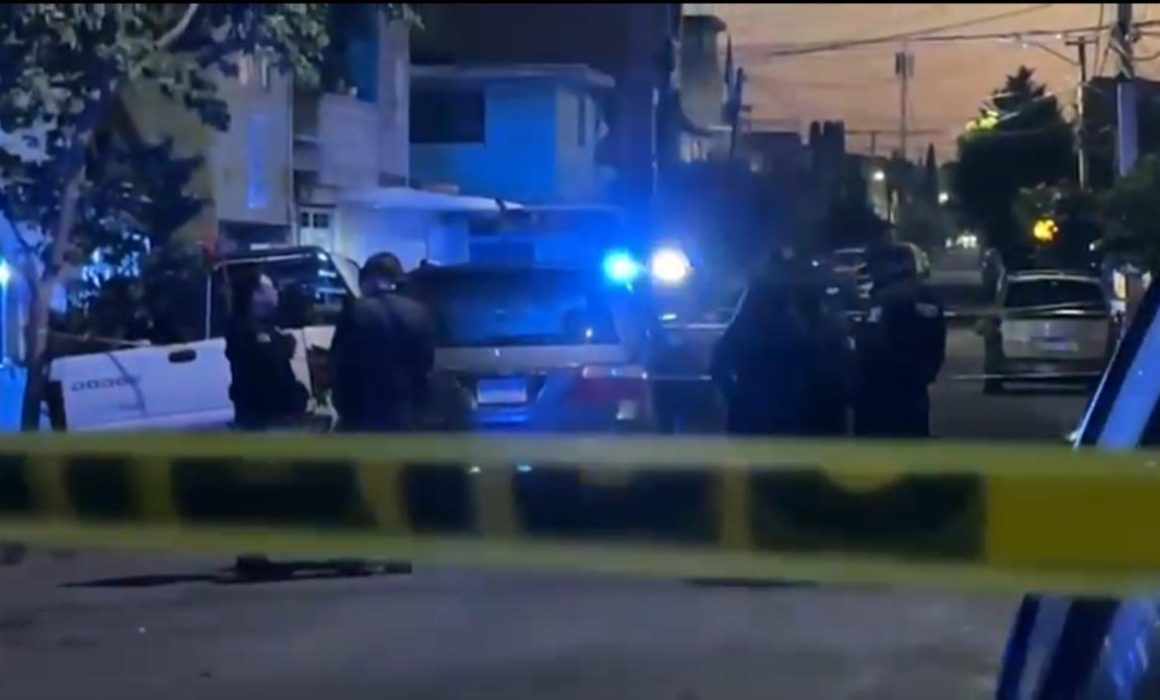 Investigan hallazgo de 4 personas sin vida en una camioneta en Nezahualcóyotl