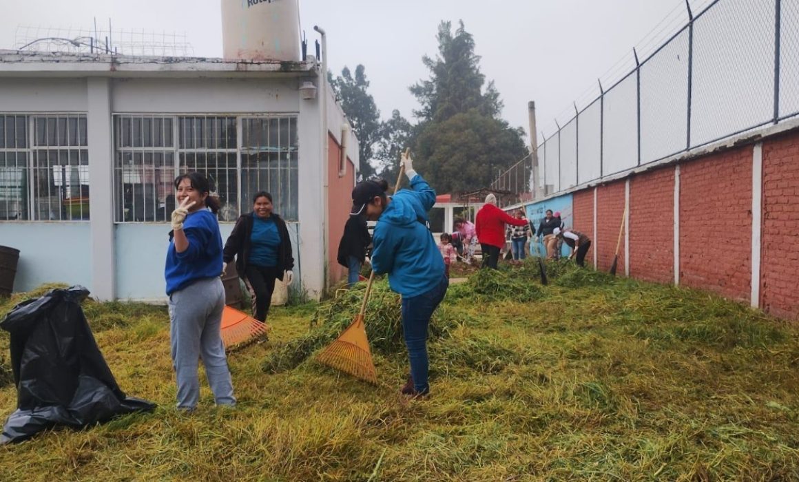 Limpian autoridades y padres de familia escuelas en Teoloyucan