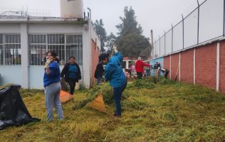 Limpian autoridades y padres de familia escuelas en Teoloyucan