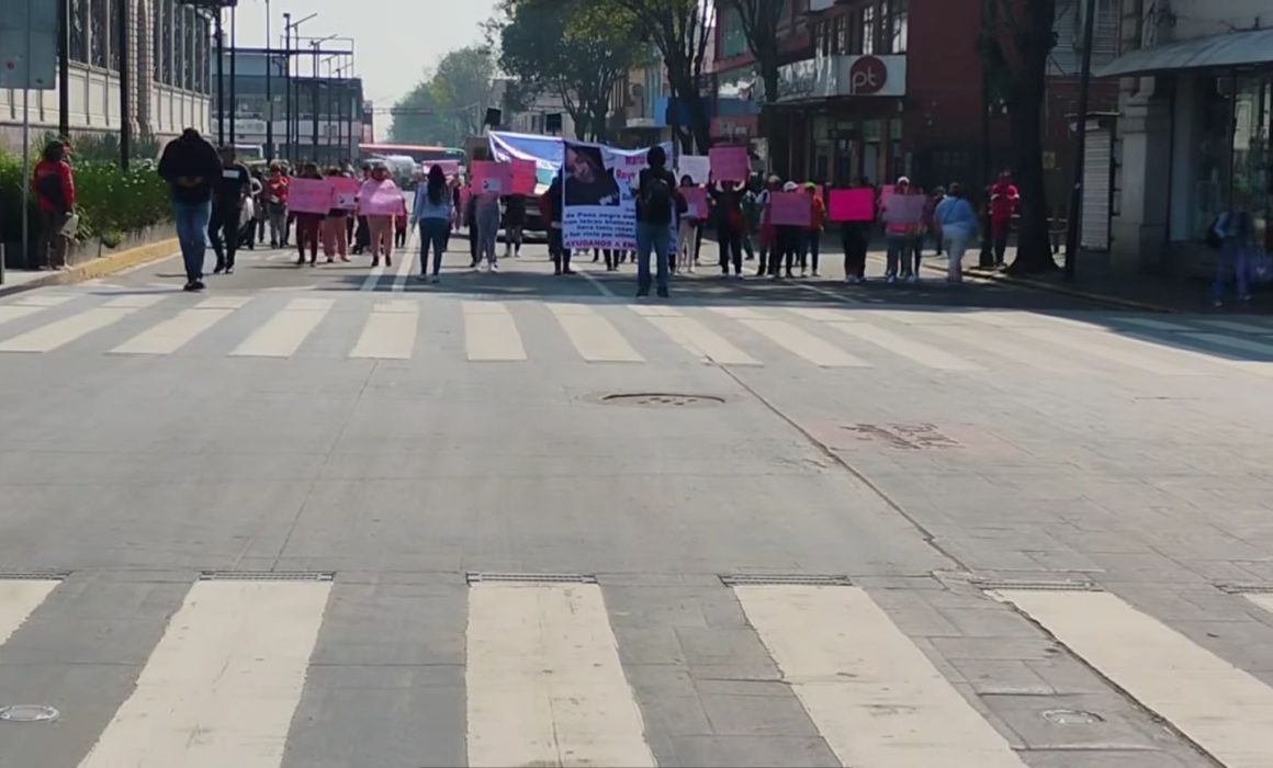 Marchan en Toluca por la desaparición de joven de 17 años 