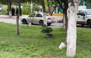 Mueren 2 niños arrollados por grúa en Ecatepec; esperaban a su abuelo