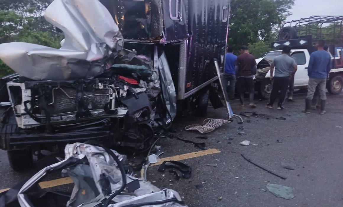 Mueren 2 personas y 6 resultan heridas en choque múltiple en el Istmo