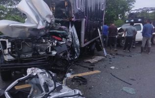 Mueren 2 personas y 6 resultan heridas en choque múltiple en el Istmo