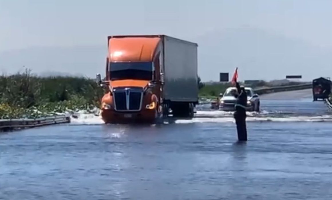 Persiste inundación en la Autopista Lerma-Tenango del Valle