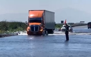Persiste inundación en la Autopista Lerma-Tenango del Valle