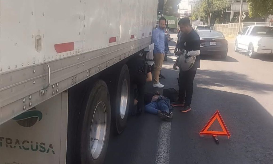 Pierde la vida motociclista tras accidente con tráiler en Tlalnepantla