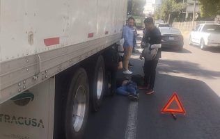 Pierde la vida motociclista tras accidente con tráiler en Tlalnepantla