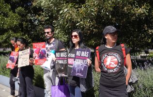 Protestan contra la tauromaquia afuera del Congreso del Estado de México
