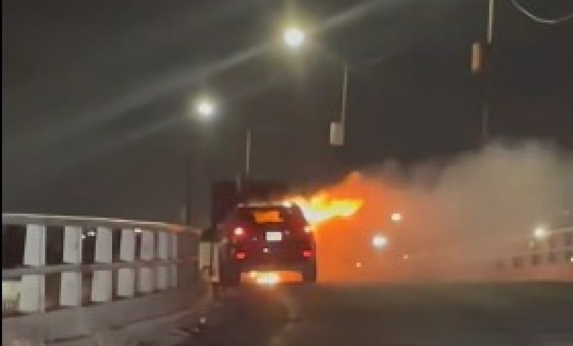 Provoca falla mecánica incendio de auto en puente de Nezahualcóyotl