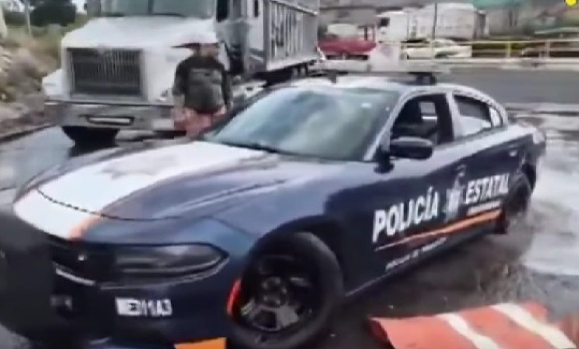 Queda patrulla atorada en bache y evidencia el abandono en Nezahualcóyotl