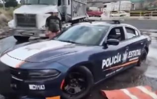 Queda patrulla atorada en bache y evidencia el abandono en Nezahualcóyotl