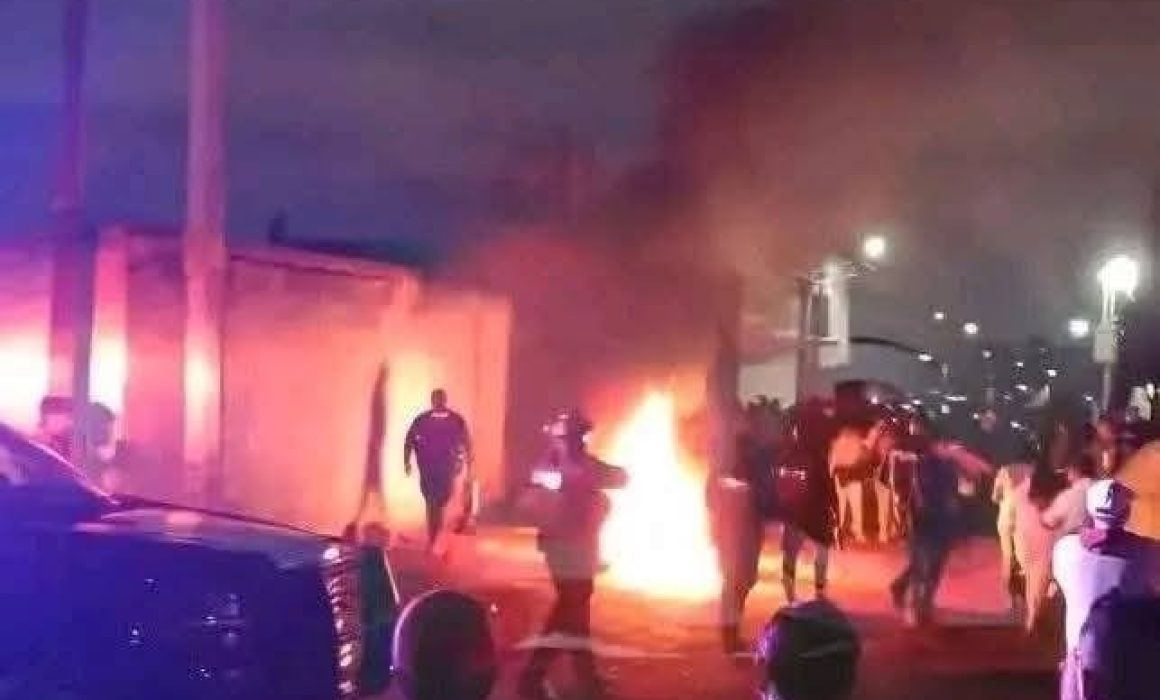 Queman vivo a presunto delincuente en Chalco; otro está grave
