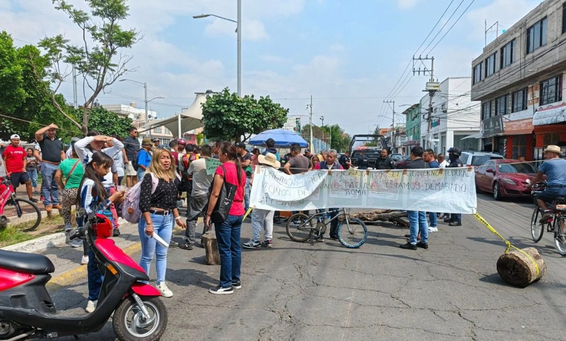 Reclaman en Neza abandono del IMSS-Bienestar y cierran avenida Pantitlán