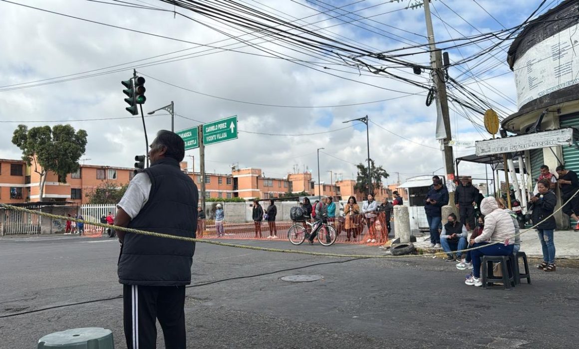 Reclaman vecinos abandono del gobierno tras lluvias en Nezahualcóyotl