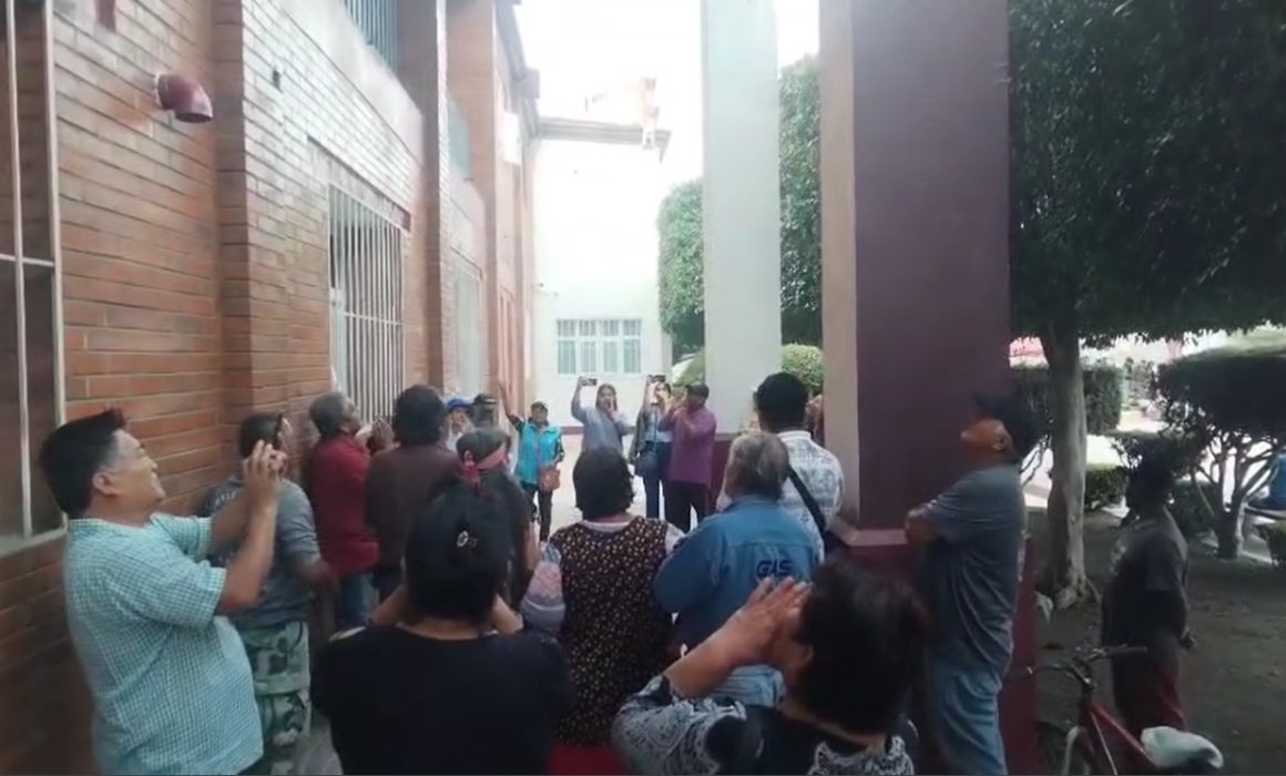 Reclaman vecinos de Valle de Chalco frenar pozo que amenaza sus viviendas