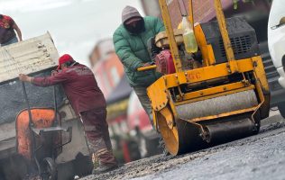 Refuerza Toluca infraestructura con programa de bacheo, luminarias y agua