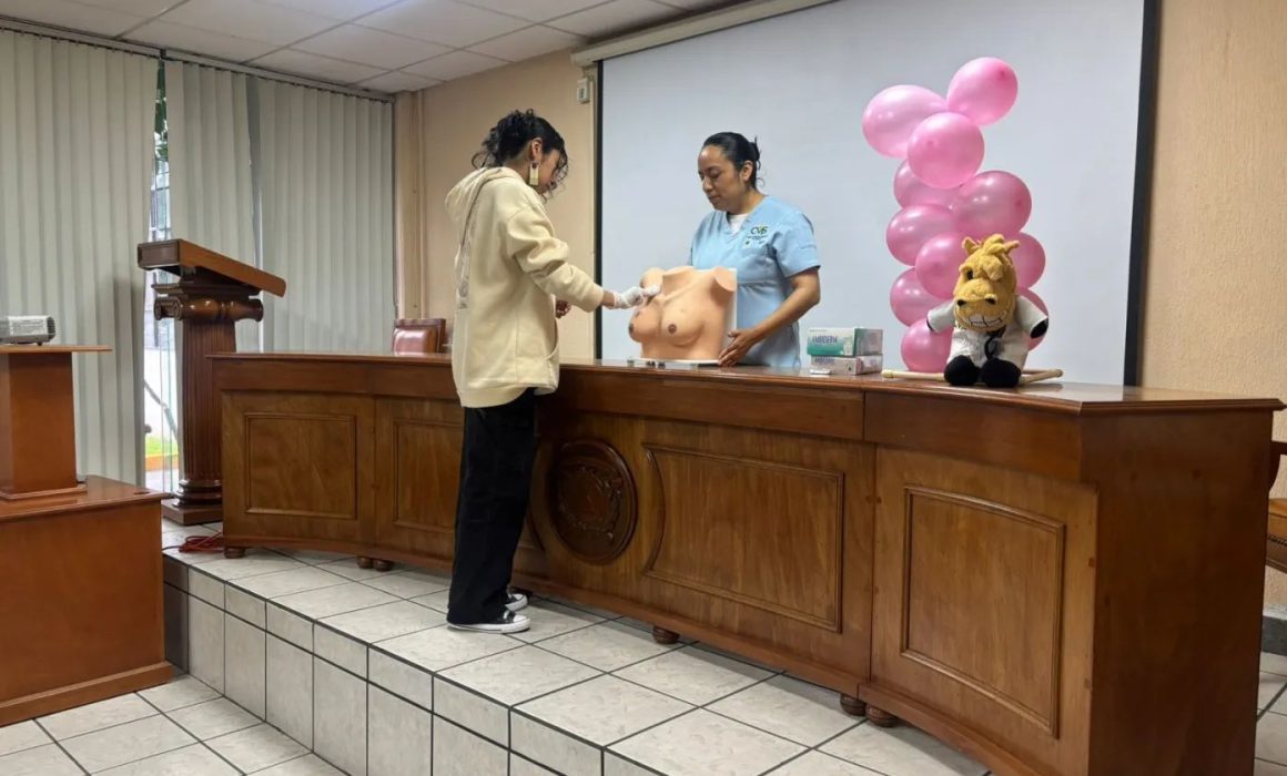 Refuerza UAEMex sensibilización y detección oportuna del cáncer de mama